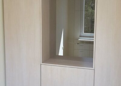 Einbauschrank als Raumteiler mit Fenster, Eiche furniert, weiss gewachst, Rückseite