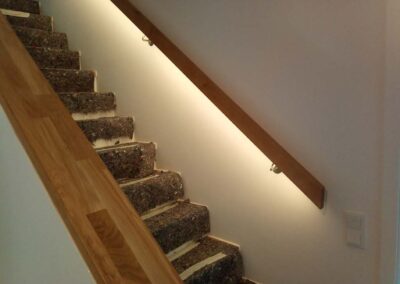 Handlauf aus Eiche mit integrieter LED-Beleuchtung