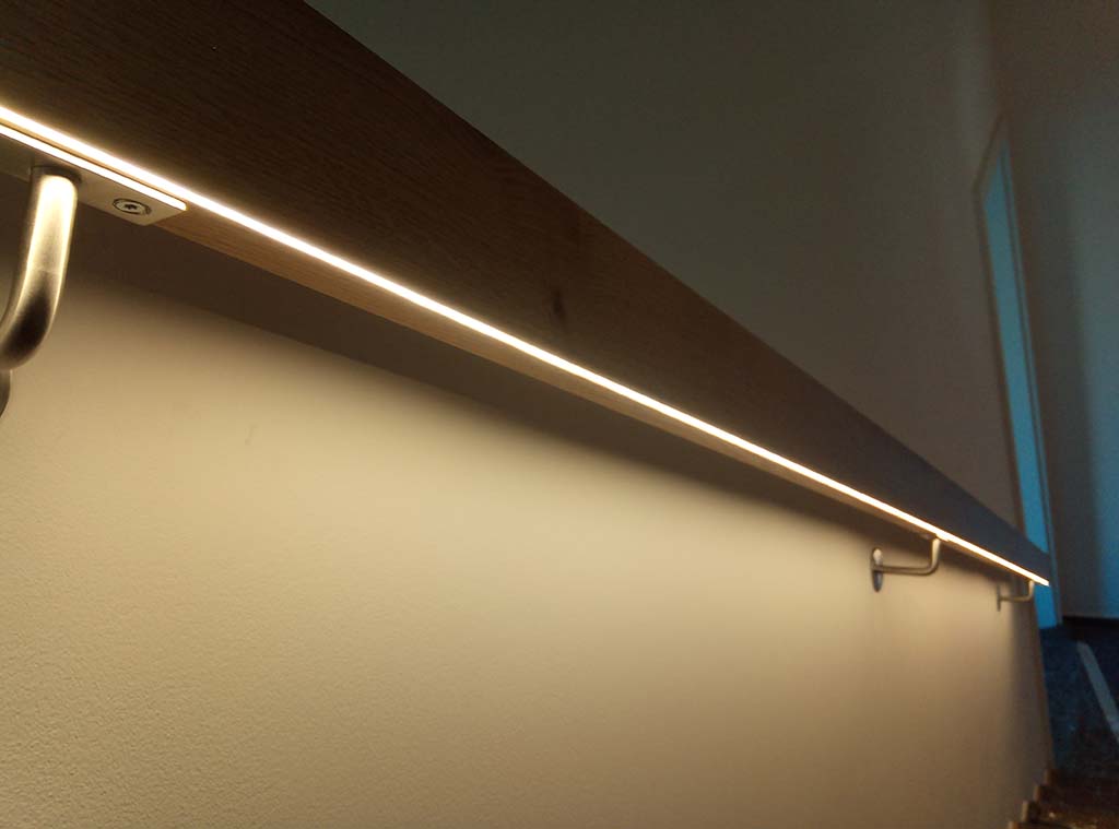Handlauf aus Eiche mit integrieter LED-Beleuchtung (2)