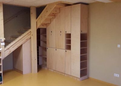 Schrank unter Treppe für Gruppenraum