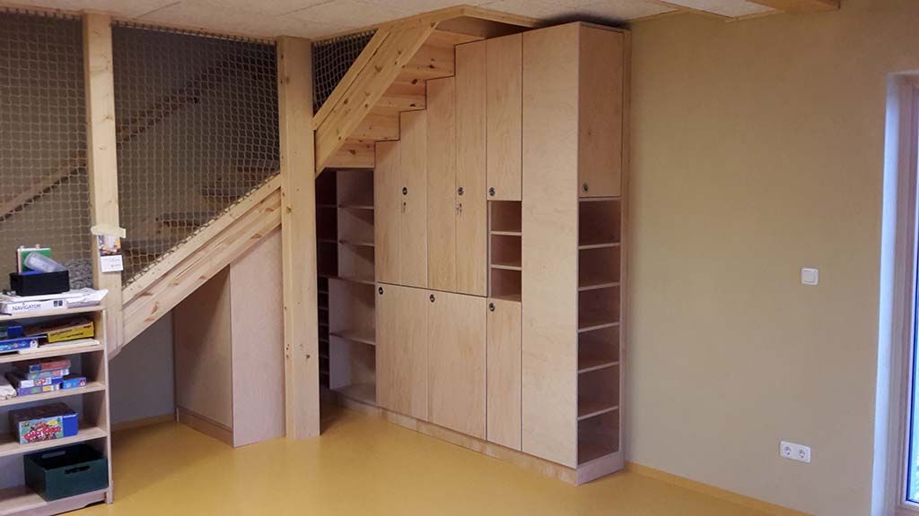 Schrank unter Treppe für Gruppenraum